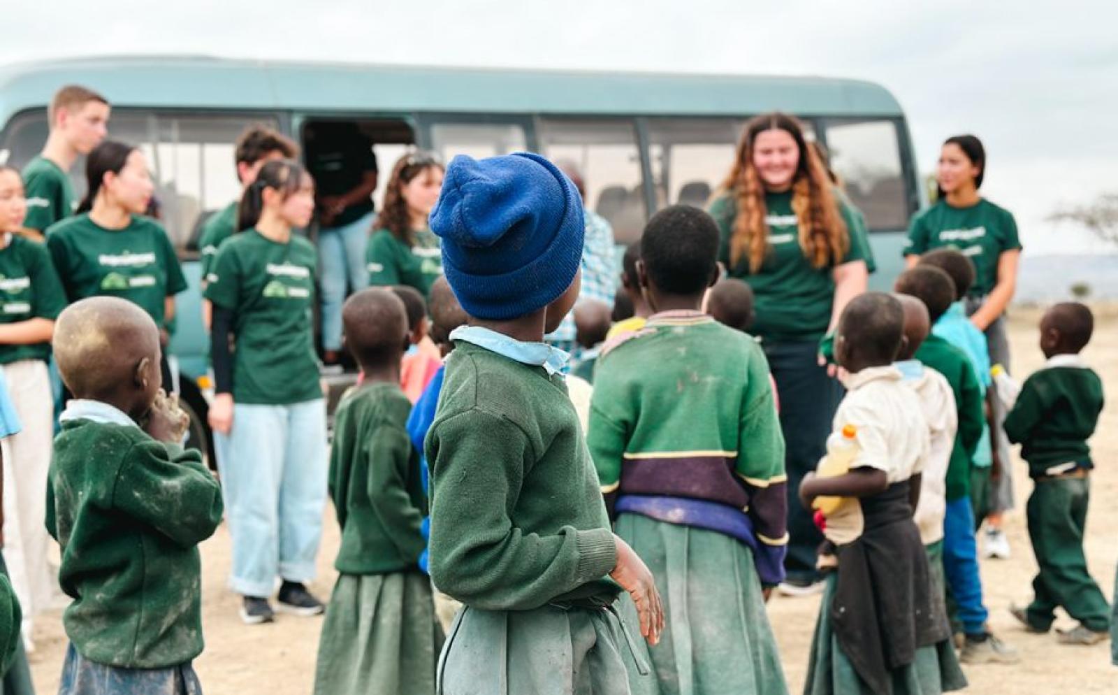 高校生ボランティアと東アフリカ・タンザニアの子供たち